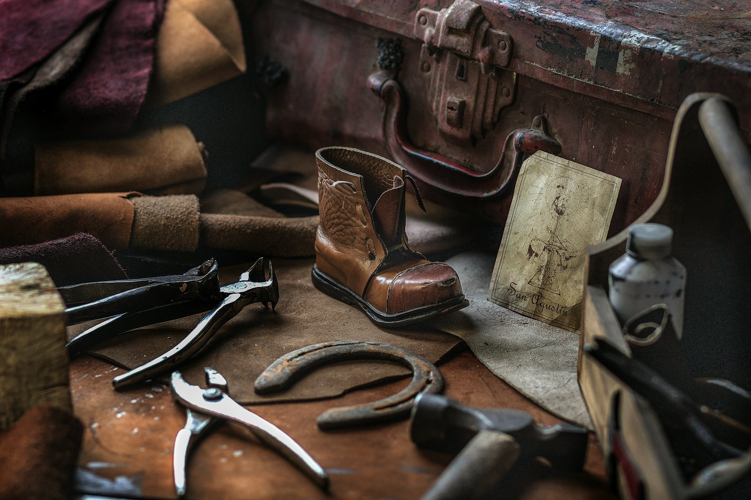Gereedschap en een leren schoen op de werkbank